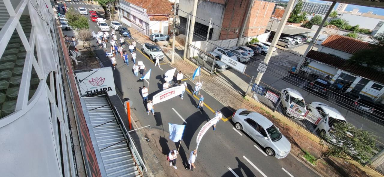Foto 4 de 5 — Enfermagem reivindica piso salarial da classe durante manifestação em Araraquara